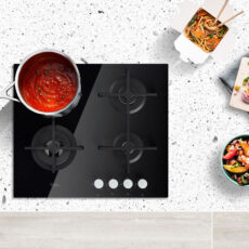 Cubierta a a gas 4 puestos de whirlpool cocinando una salsa