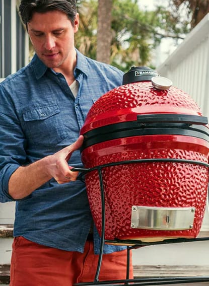 KAMADO-KJ13RH-SECTOR-4-4 Hombre cargando el asador kamado Joe Jr